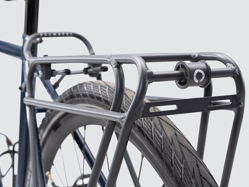 Tour rear rack for large loads, compatible with pannier bags and disc brake bikes, featuring dual-level design.