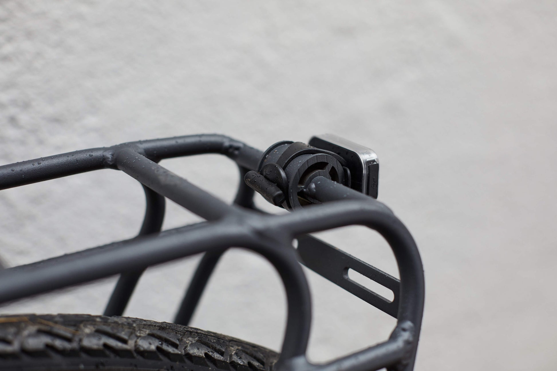 Tour rear rack for large loads, compatible with pannier bags and disc brake bikes, featuring dual-level design.