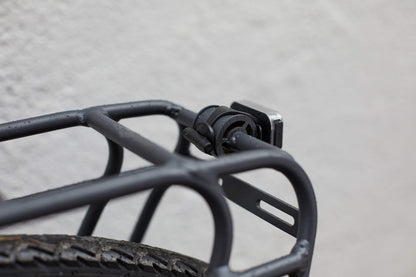 Tour rear rack for large loads, compatible with pannier bags and disc brake bikes, featuring dual-level design.