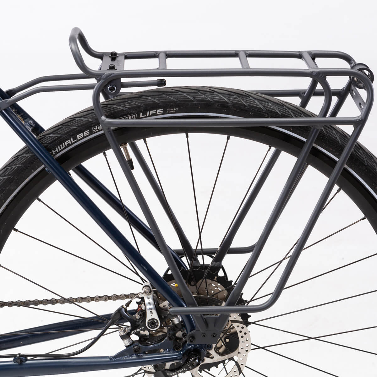 Tour rear rack for large loads, compatible with pannier bags and disc brake bikes, featuring dual-level design.